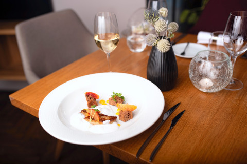 Seared duck foie gras, gingerbread, tangerine, coconut foam